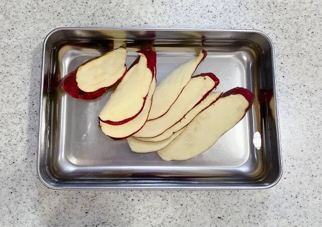 【簡単レシピ】斜め薄切りのサツマイモを並べて？　完成した一品にたまらん…！