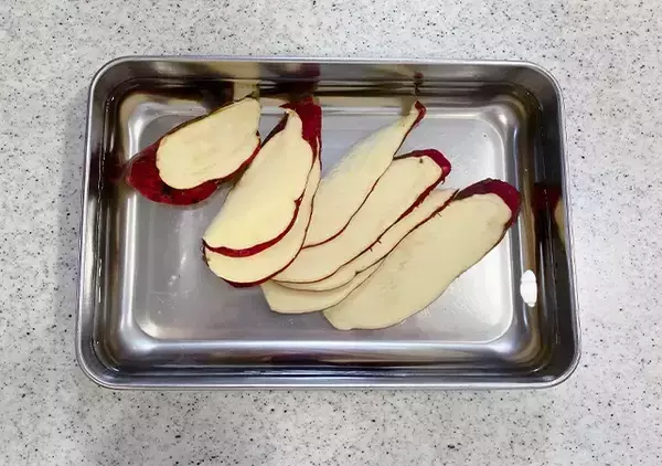 「【簡単レシピ】斜め薄切りのサツマイモを並べて？　完成した一品にたまらん…！」の画像