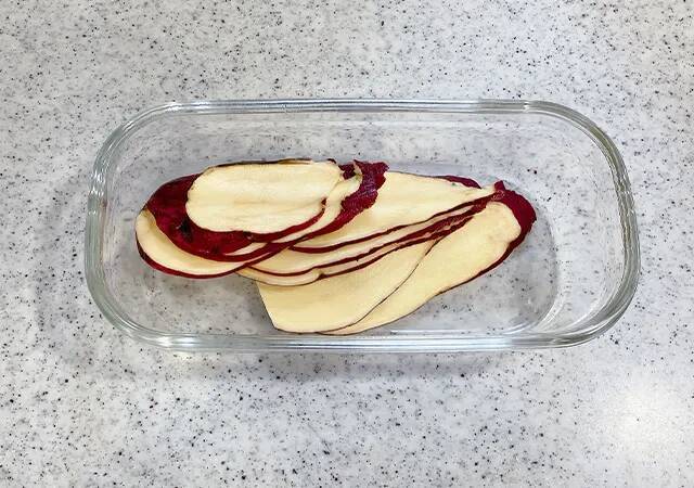 【簡単レシピ】斜め薄切りのサツマイモを並べて？　完成した一品にたまらん…！