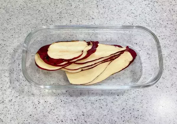 「【簡単レシピ】斜め薄切りのサツマイモを並べて？　完成した一品にたまらん…！」の画像