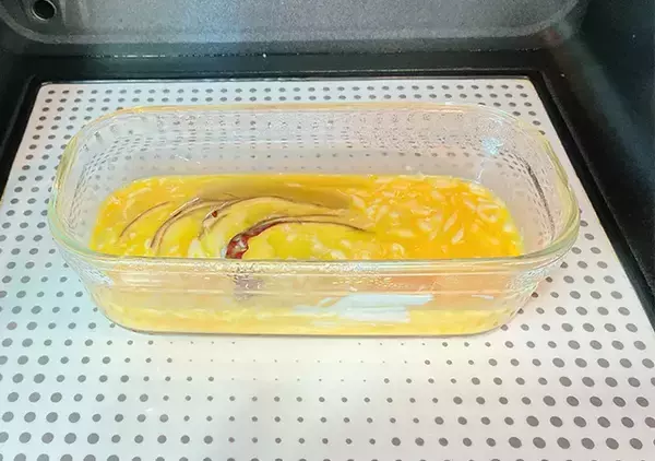 「【簡単レシピ】斜め薄切りのサツマイモを並べて？　完成した一品にたまらん…！」の画像