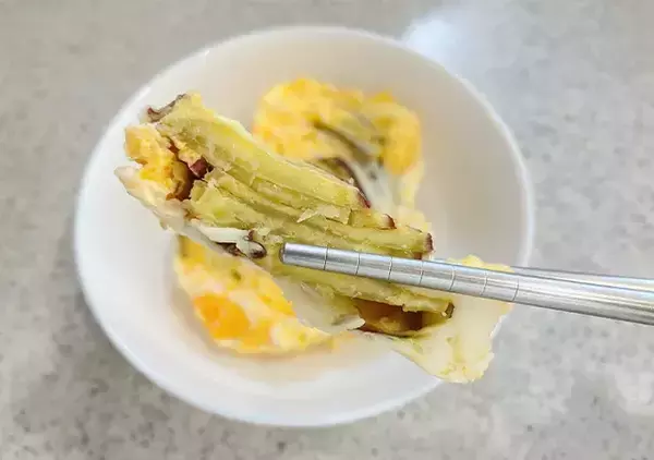 「【簡単レシピ】斜め薄切りのサツマイモを並べて？　完成した一品にたまらん…！」の画像