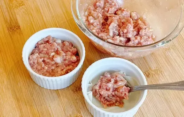 「包まずに時短！　小籠包の作り方が…？「手間がかからない」「肉汁たっぷり」」の画像