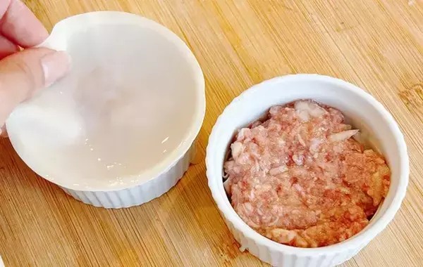 「包まずに時短！　小籠包の作り方が…？「手間がかからない」「肉汁たっぷり」」の画像