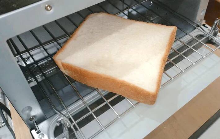 バター醤油が香ばしい！トーストにちぎってのせたのは？「ご飯より合う」