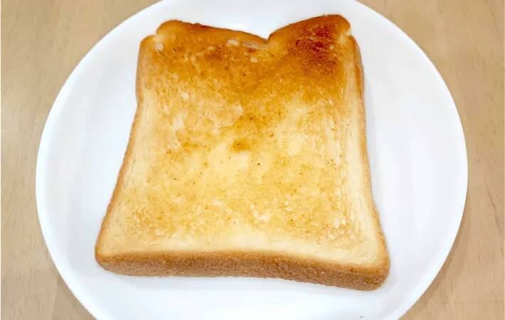 バター醤油が香ばしい！トーストにちぎってのせたのは？「ご飯より合う」