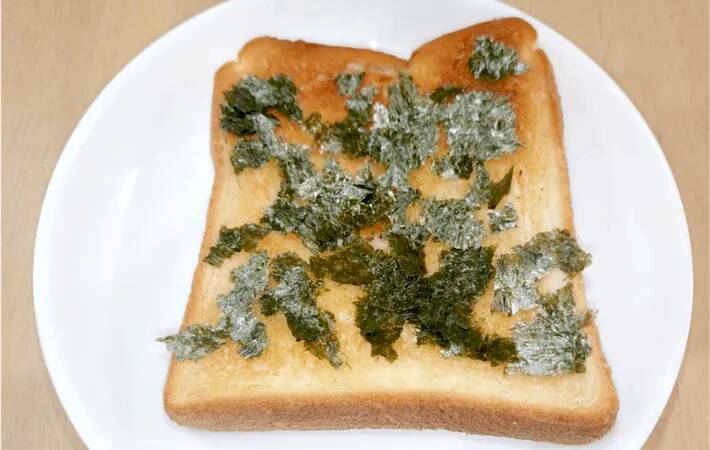 バター醤油が香ばしい！トーストにちぎってのせたのは？「ご飯より合う」