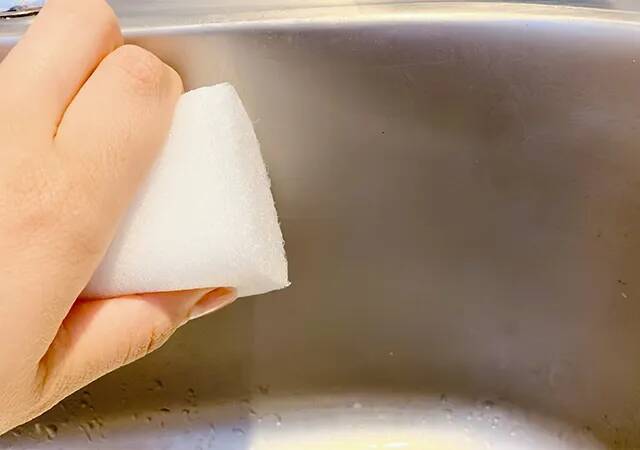 【ダイソー】水アカ掃除の救世主　『立つおそうじキューブ』で水回りがピッカピカ！