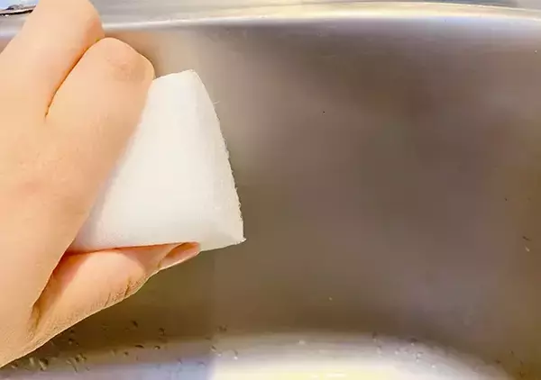 「【ダイソー】水アカ掃除の救世主　『立つおそうじキューブ』で水回りがピッカピカ！」の画像