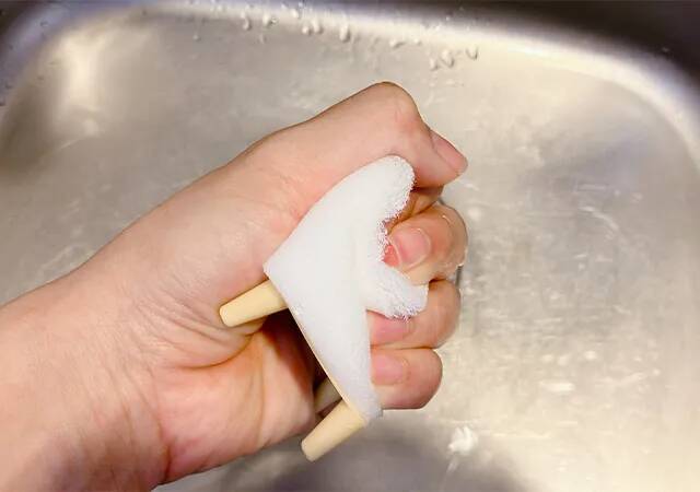 【ダイソー】水アカ掃除の救世主　『立つおそうじキューブ』で水回りがピッカピカ！