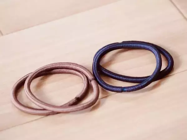 ウエストにヘアゴム『1本』引っかけて… 伸び縮みして履きやすくなる『裏ワザ』【再利用術4選】