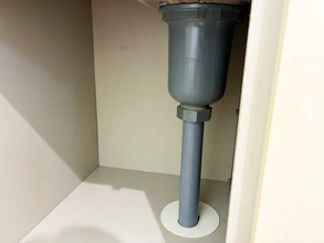 配管の根元や冷蔵庫の下に『小豆』が落ちてたら注意！　絶対に放置してはいけない理由に「ゾッとする」