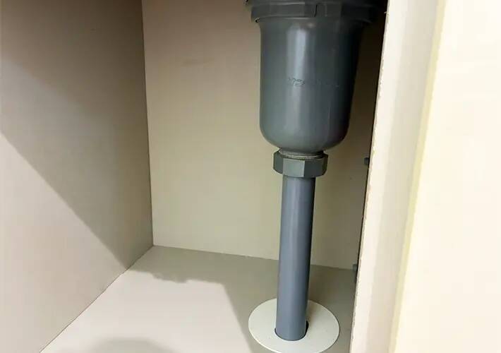 配管の根元や冷蔵庫の下に『小豆』が落ちてたら注意！　絶対に放置してはいけない理由に「ゾッとする」
