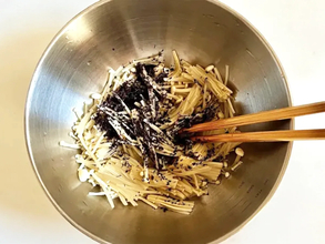 家にある材料でOK！　レンチン3分で完成「エノキの副菜」に家族が喜んだ