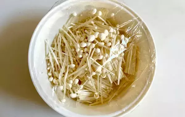 「家にある材料でOK！　レンチン3分で完成「エノキの副菜」に家族が喜んだ」の画像