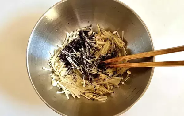 「家にある材料でOK！　レンチン3分で完成「エノキの副菜」に家族が喜んだ」の画像