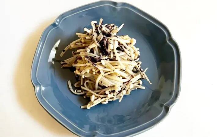 家にある材料でOK！　レンチン3分で完成「エノキの副菜」に家族が喜んだ