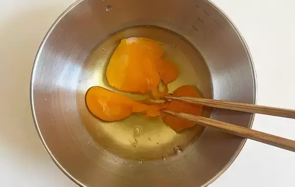 「「パンチがあっておいしい」と夫が絶賛！　玉子焼きに「小さじ2杯」加えたのは？」の画像