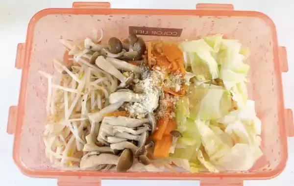 「電子レンジで作る『野菜炒めず』　味つけに1個、入れたのは？「あっさりしておいしい」」の画像