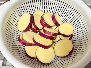 サツマイモを輪切りにして… ひき肉と煮た一皿に「ご飯がすすむ！」