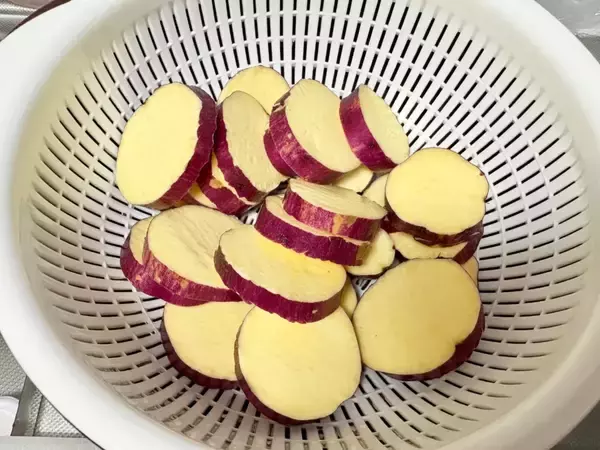 サツマイモを輪切りにして… ひき肉と煮た一皿に「ご飯がすすむ！」