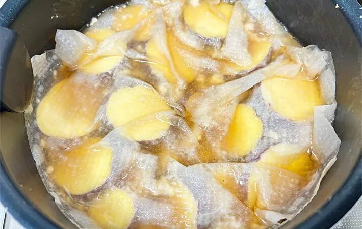 サツマイモを輪切りにして… ひき肉と煮た一皿に「ご飯がすすむ！」