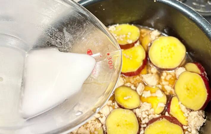 サツマイモを輪切りにして… ひき肉と煮た一皿に「ご飯がすすむ！」