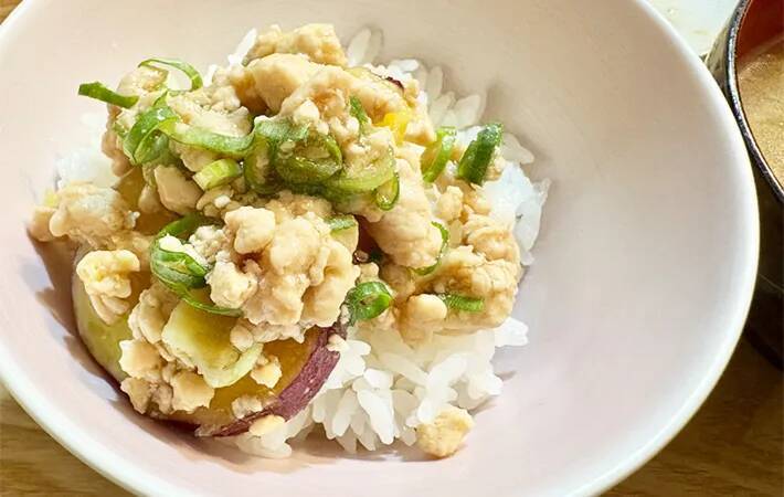 サツマイモを輪切りにして… ひき肉と煮た一皿に「ご飯がすすむ！」