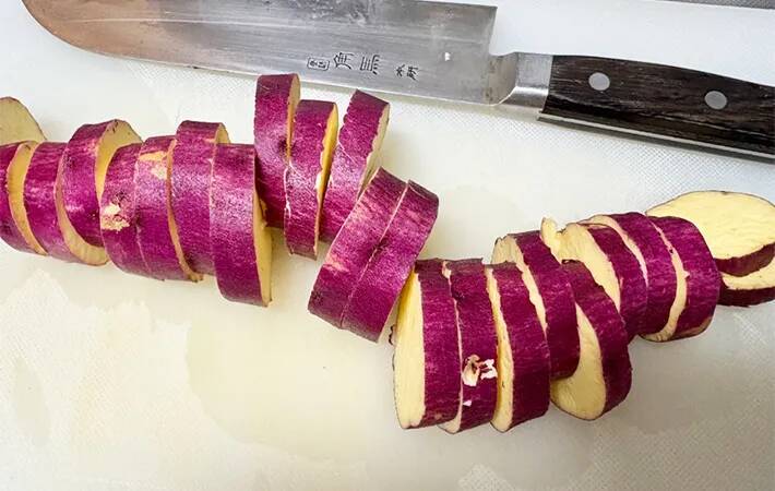 サツマイモを輪切りにして… ひき肉と煮た一皿に「ご飯がすすむ！」