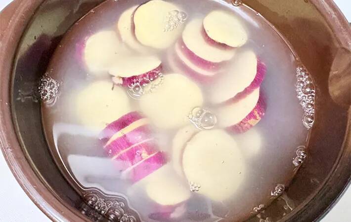 サツマイモを輪切りにして… ひき肉と煮た一皿に「ご飯がすすむ！」