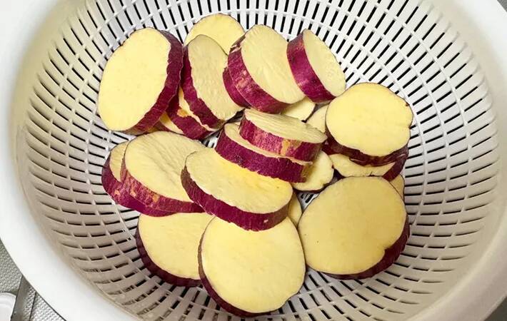サツマイモを輪切りにして… ひき肉と煮た一皿に「ご飯がすすむ！」