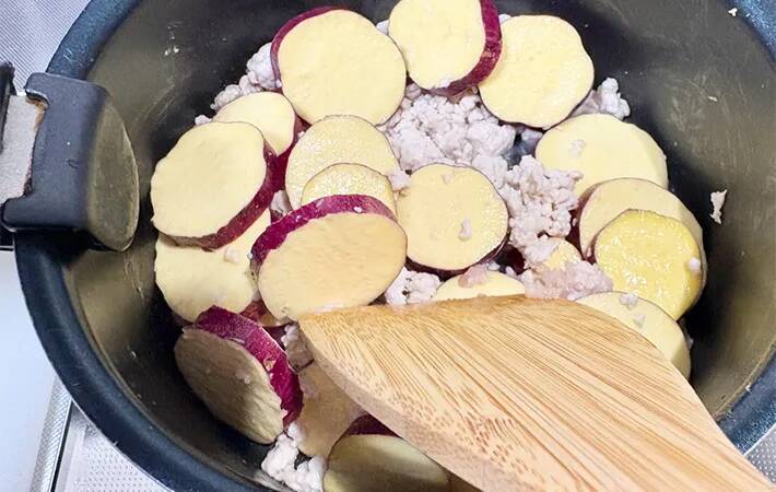 サツマイモを輪切りにして… ひき肉と煮た一皿に「ご飯がすすむ！」