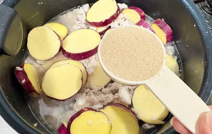 サツマイモを輪切りにして… ひき肉と煮た一皿に「ご飯がすすむ！」