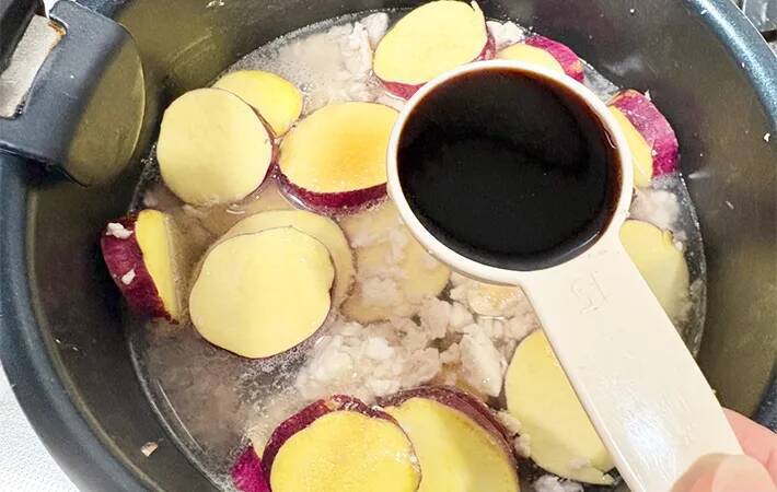 サツマイモを輪切りにして… ひき肉と煮た一皿に「ご飯がすすむ！」
