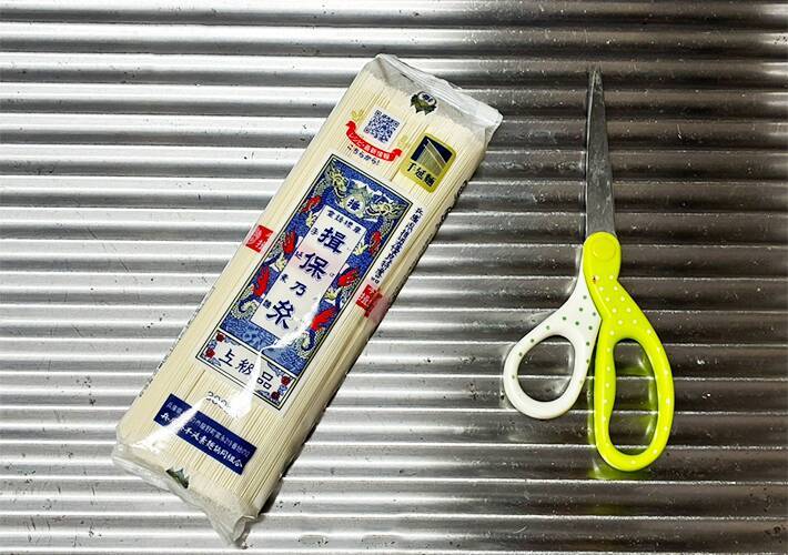 そうめんの袋、先端を切らないで！　残りの保存がラクになる簡単な裏ワザとは