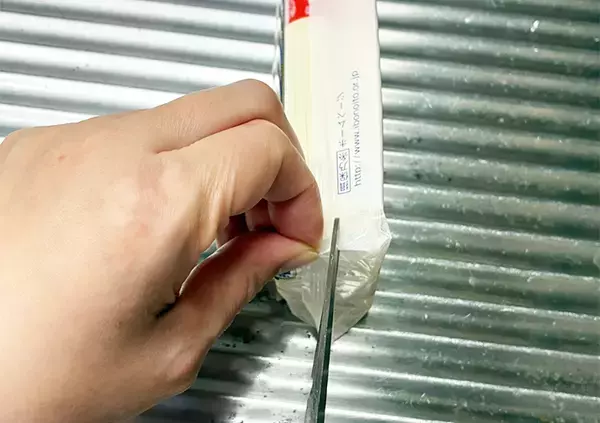 「そうめんの袋、先端を切らないで！　残りの保存がラクになる簡単な裏ワザとは」の画像