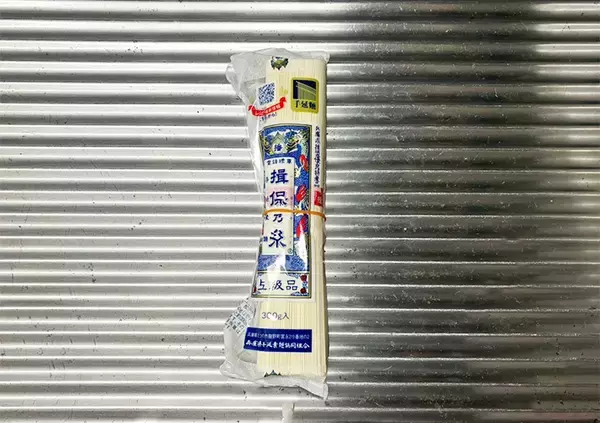 「そうめんの袋、先端を切らないで！　残りの保存がラクになる簡単な裏ワザとは」の画像