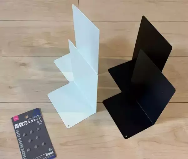 「食器棚のデッドスペースが消えた　ブックエンド2枚で作る『コの字ラック』がすごい」の画像