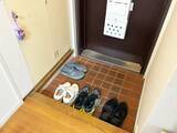 「玄関の『不便さ』はつっぱり棒で解消！　快適さが変わる簡単な裏ワザを「試して感動した」」の画像1