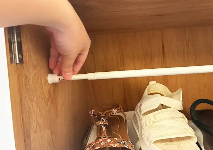 玄関の『不便さ』はつっぱり棒で解消！　快適さが変わる簡単な裏ワザを「試して感動した」