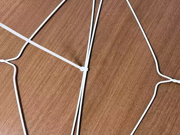 「ダイソーの結束バンドでハンガーが劇的進化！洗濯の“スペース不足”を一瞬で解消する方法」の画像