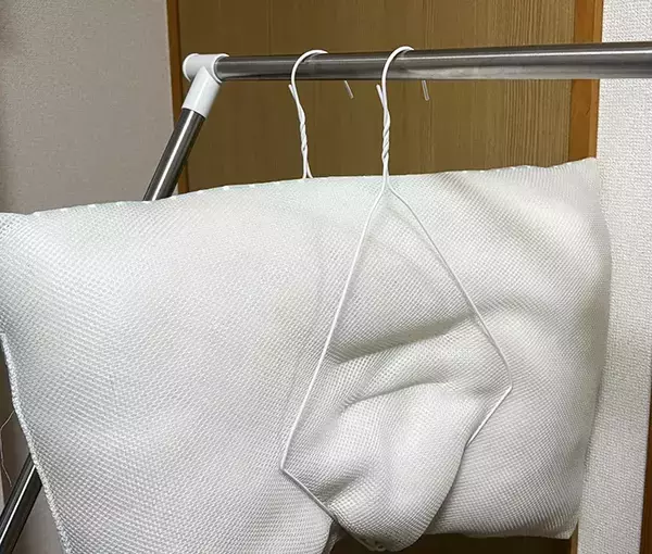 「ダイソーの結束バンドでハンガーが劇的進化！洗濯の“スペース不足”を一瞬で解消する方法」の画像