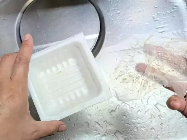 意外と万能で驚いた！　納豆フィルムの活用法に「毎回やりたい」「便利すぎ」