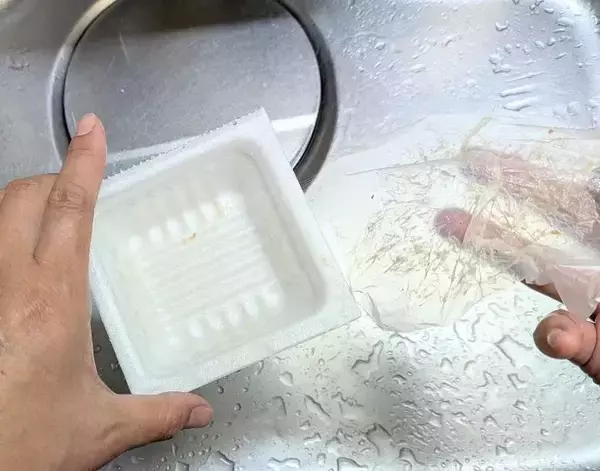 「意外と万能で驚いた！　納豆フィルムの活用法に「毎回やりたい」「便利すぎ」」の画像