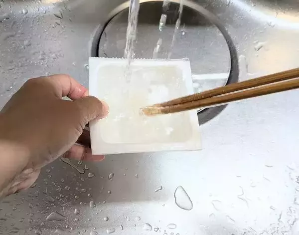 「意外と万能で驚いた！　納豆フィルムの活用法に「毎回やりたい」「便利すぎ」」の画像