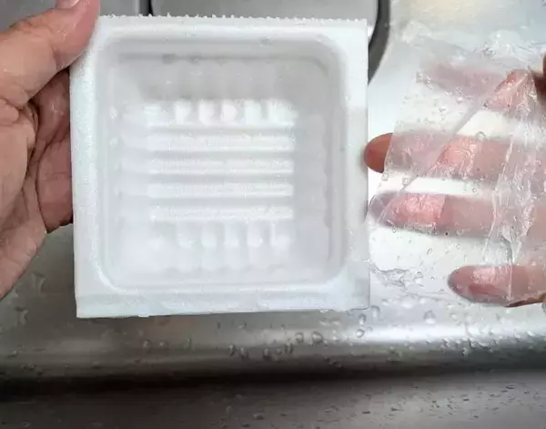 「意外と万能で驚いた！　納豆フィルムの活用法に「毎回やりたい」「便利すぎ」」の画像