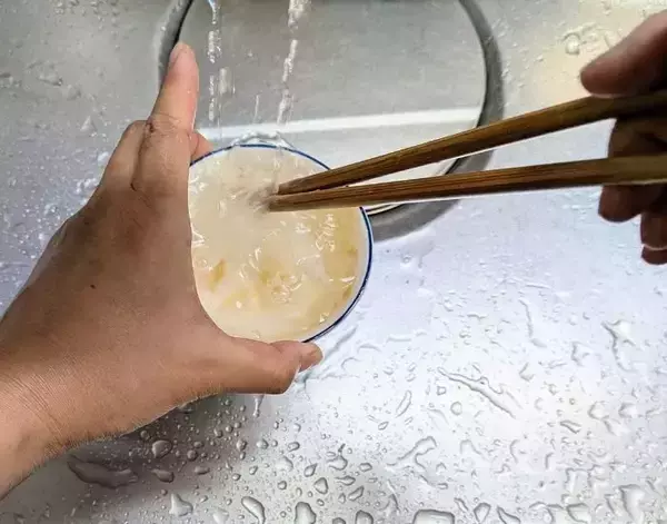 「意外と万能で驚いた！　納豆フィルムの活用法に「毎回やりたい」「便利すぎ」」の画像