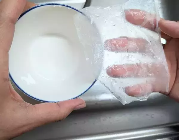 「意外と万能で驚いた！　納豆フィルムの活用法に「毎回やりたい」「便利すぎ」」の画像