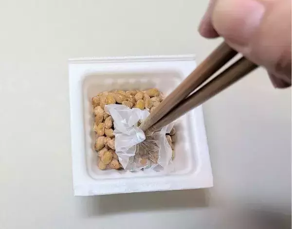 「意外と万能で驚いた！　納豆フィルムの活用法に「毎回やりたい」「便利すぎ」」の画像