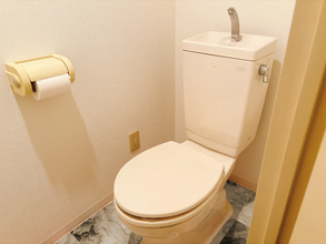 トイレの蓋の裏に“シール”を貼ると？　うるさい音の改善方法に「やっぱりやってよかった」